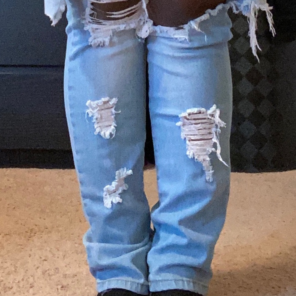 Light Washed Ripped Jeans - Picture 4 of 6